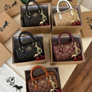 Handbags liquidation pallet